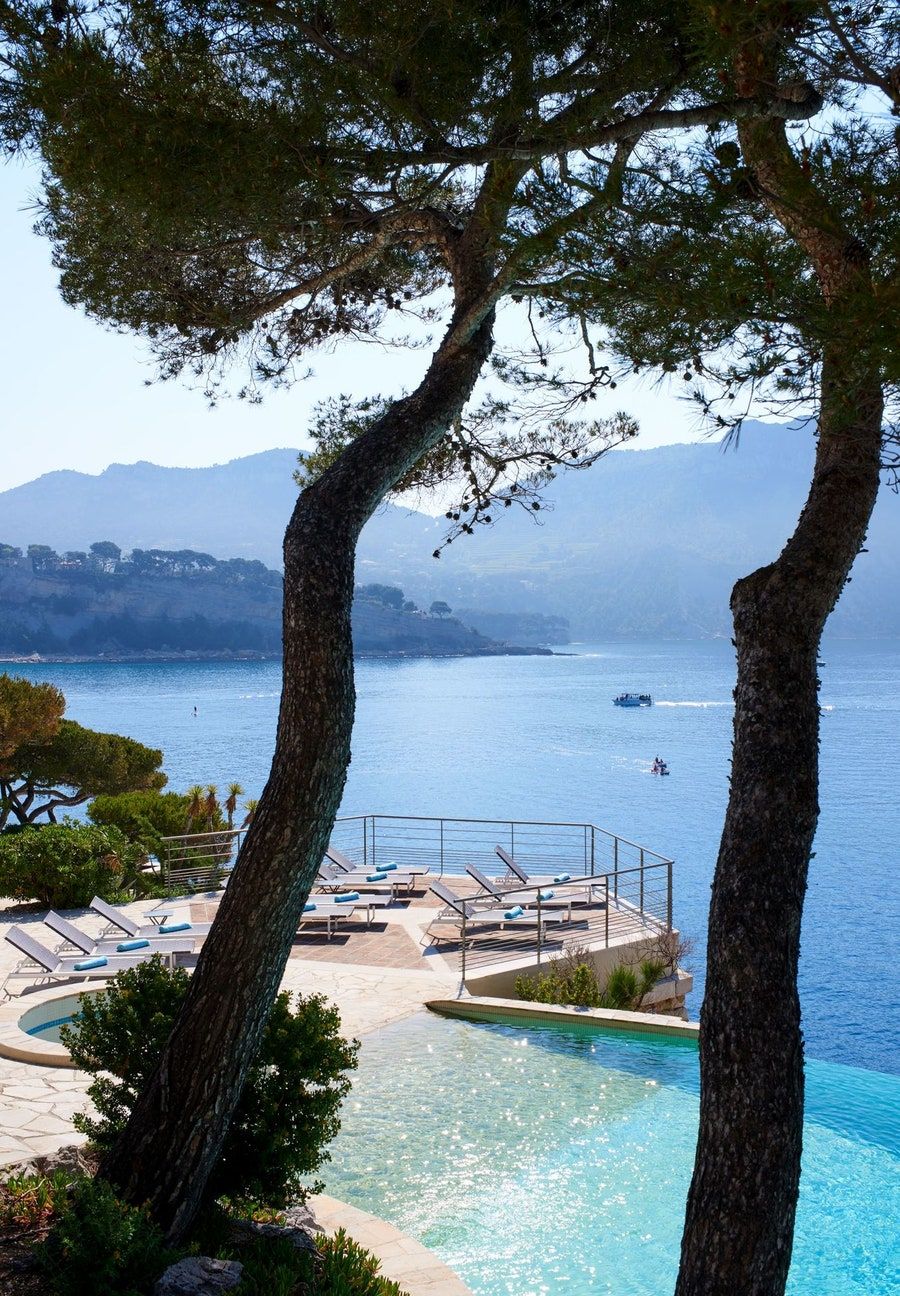 Criques turquoise en bord de mer