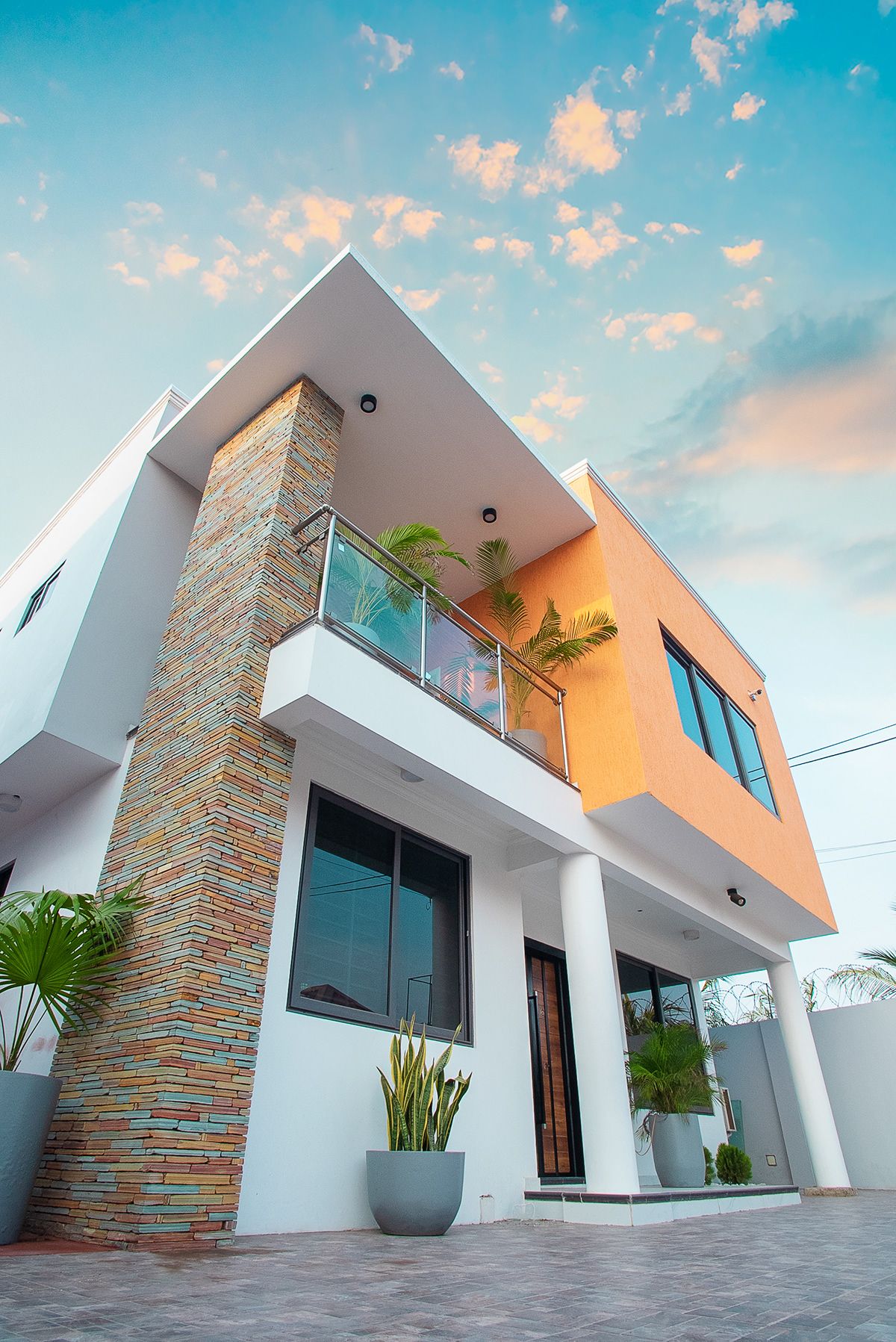 Villa contemporaine avec piscine et jardin paysager