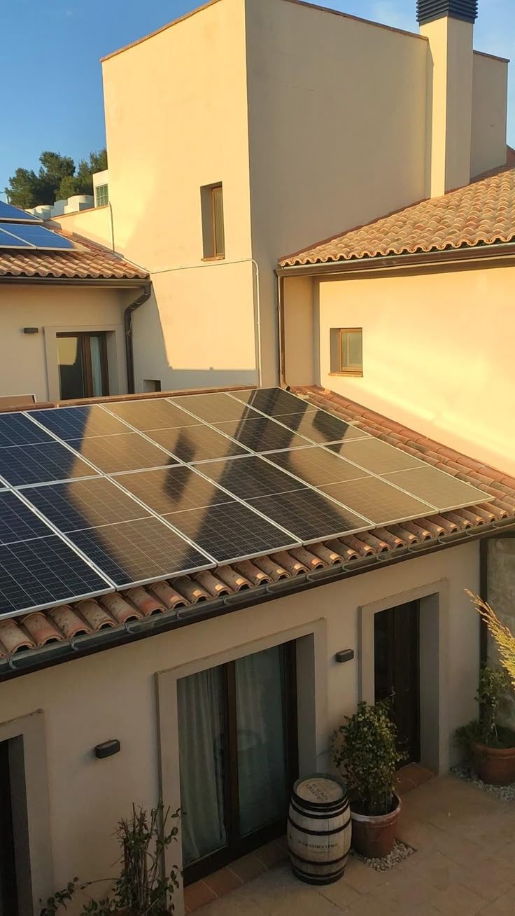 Panneaux solaires installés sur une villa